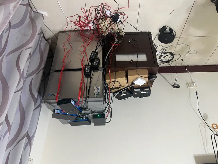 詐欺機房網路電話交換機。翻攝畫面