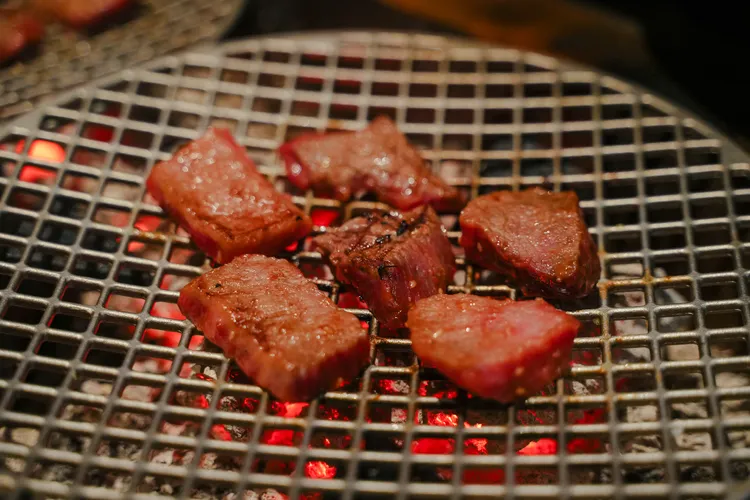 炭火將肉品外層迅速微酥鎖住肉汁，內裡卻保有完美的軟嫩度。田欣雲攝影
