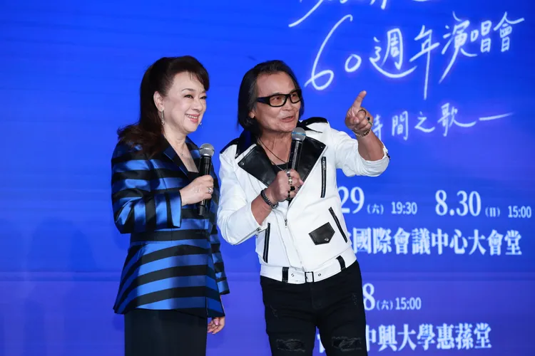 翁倩玉與沈文程開心同台合影。彭欣偉攝