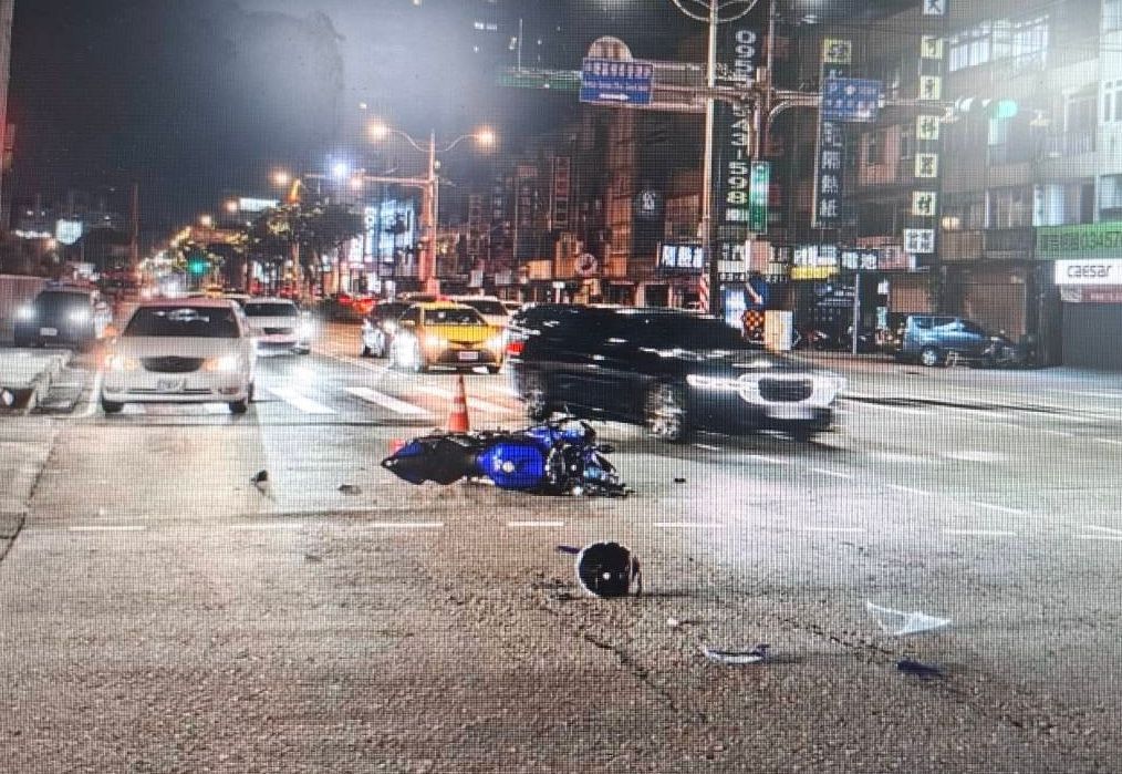 中壢深夜驚悚車禍!女開車左轉未禮讓 騎士連人帶車被撞飛