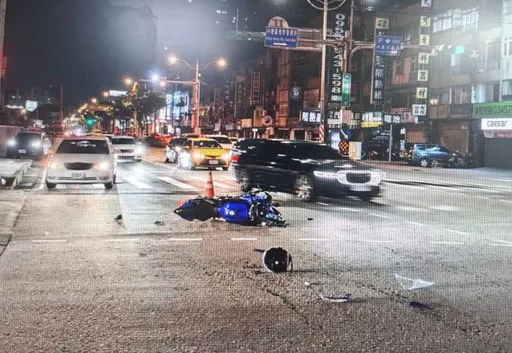 中壢深夜驚悚車禍！女開車左轉未禮讓　騎士連人帶車被撞飛