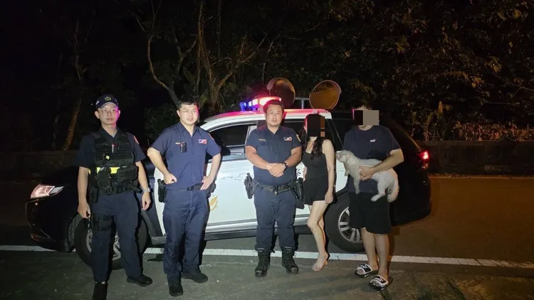 桃園保大戰警解救受困排水溝人、狗。保大提供