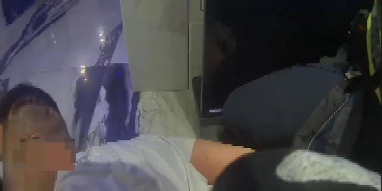酒醉男鬧事遭警方壓制。翻攝畫面