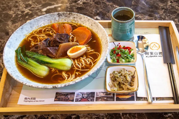 22°C森林微涼食刻-炎夏追求沁涼同時，來上一碗特製的人氣暖食牛肉麵暖心又暖胃。阿里山賓館提供