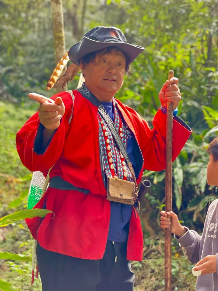 阿里山賓館推前「特富野部落農夫森活」專案，由鄒族人領路導覽愛玉生態。阿里山賓館提供