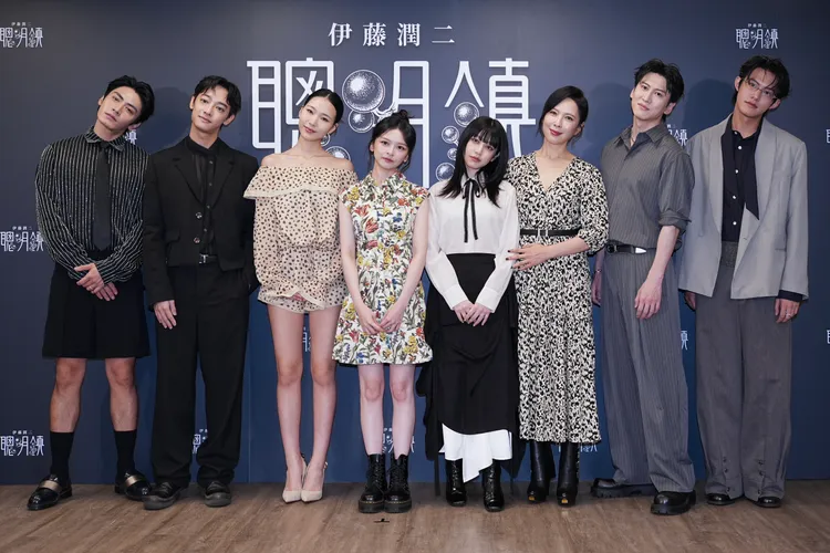《聰明鎮》演員大合影演繹詭譎氣氛。彭欣偉攝