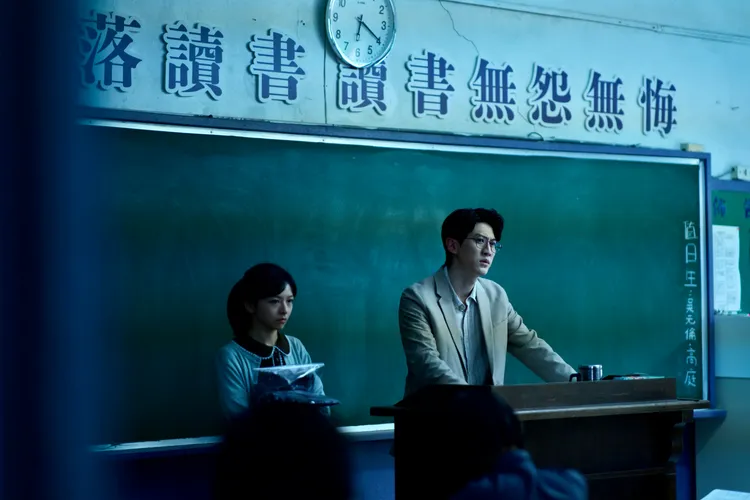 孫沁岳（右）飾演老師，主張讀書至上，陳姸霏（左）則飾演新入學的學生。Netflix提供