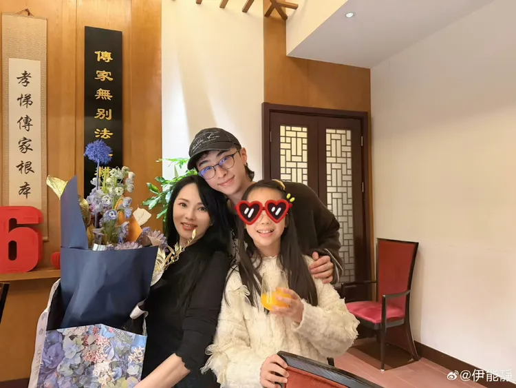 庾恩利（中）和媽媽伊能靜、妹妹米粒感情洽。翻攝自伊能靜微博