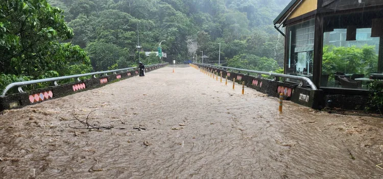 苗62線路面滿是土石及石流。縣府提供