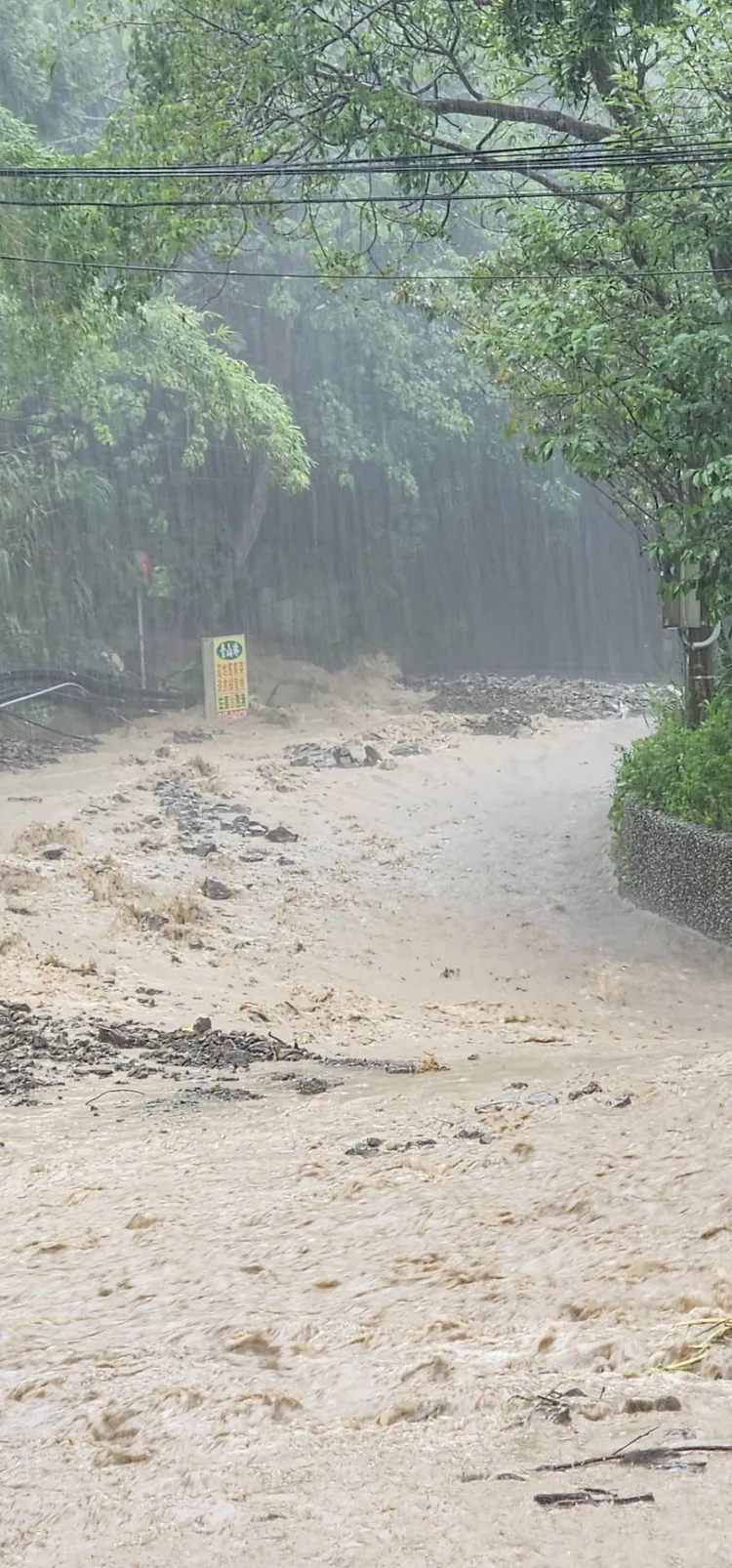 苗62線路面滿是土石及石流。縣府提供