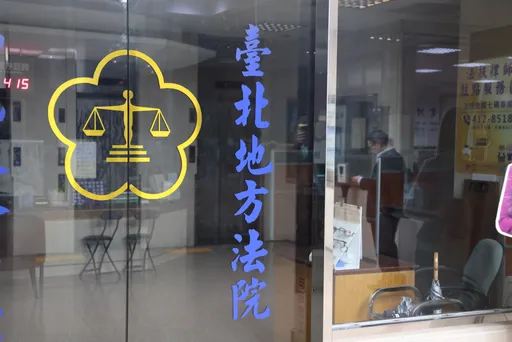 女兒等紅燈遭輾斃！母求償敗訴被法官冷對應　北院發聲