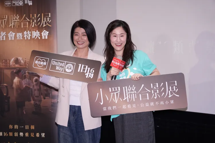 百白（右）擔任活動主持，和嚴藝文合影。攝影中心攝