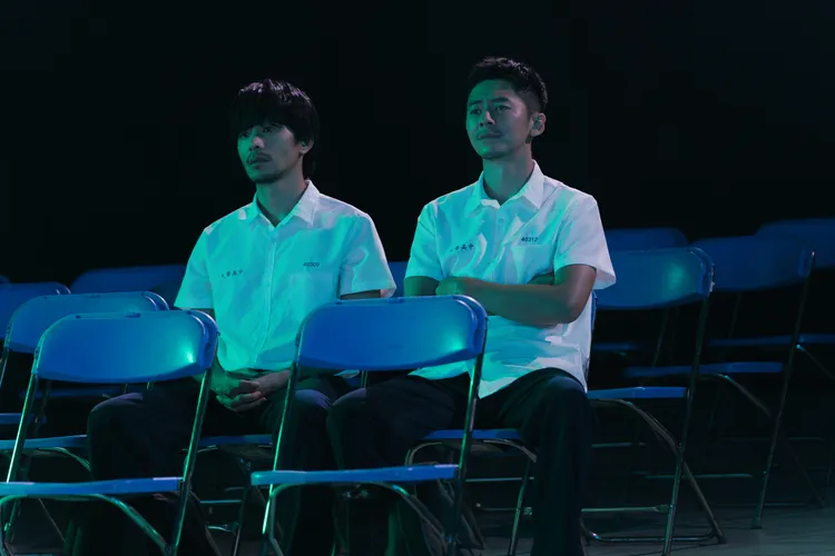 李國毅（右）與姚淳耀在劇中穿著高中制服上演「時空錯位」。瀚草影視提供
