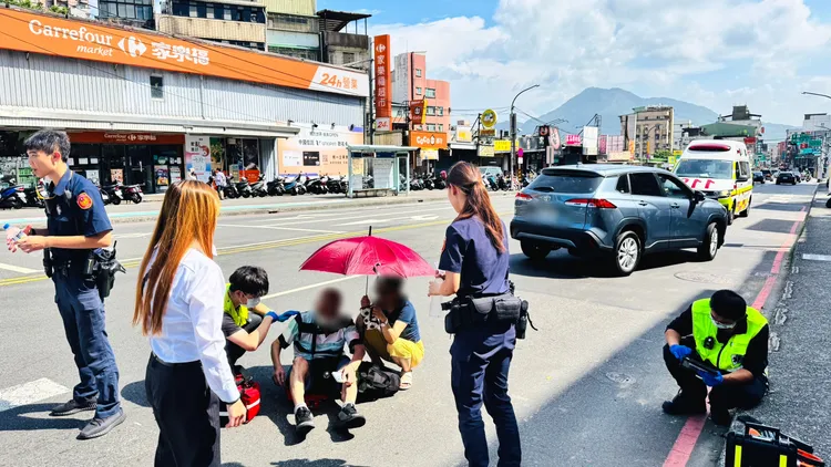 警方接過商家提供的礦泉水給老翁。翻攝畫面
