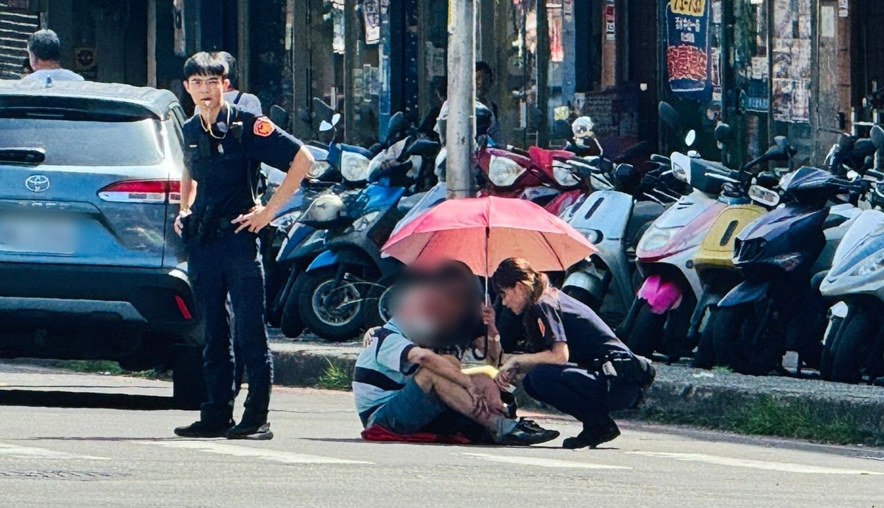 這畫面太美!老翁遭撞倒地 淡水女警取傘遮陽遞水