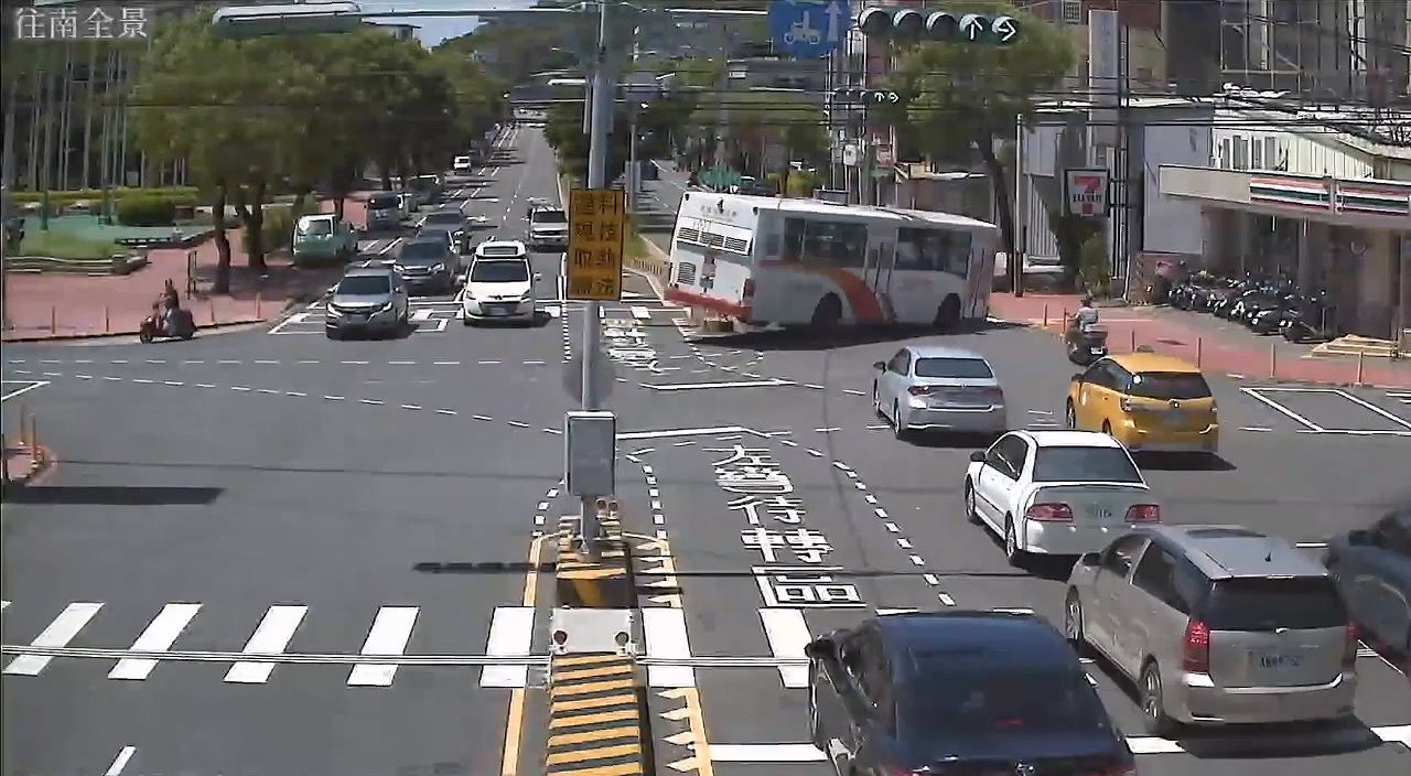 苗栗高鐵快捷公車闖紅燈 撞庇護島險翻車!網Tag鍾東錦「盯一下」