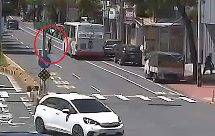 快捷公車司機闖紅燈撞庇護島，下車查看後隨即駕駛公車離去。民眾提供