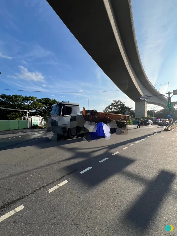 車禍就發生在三峽火葬場前，導致女騎士當場身亡。警方提供