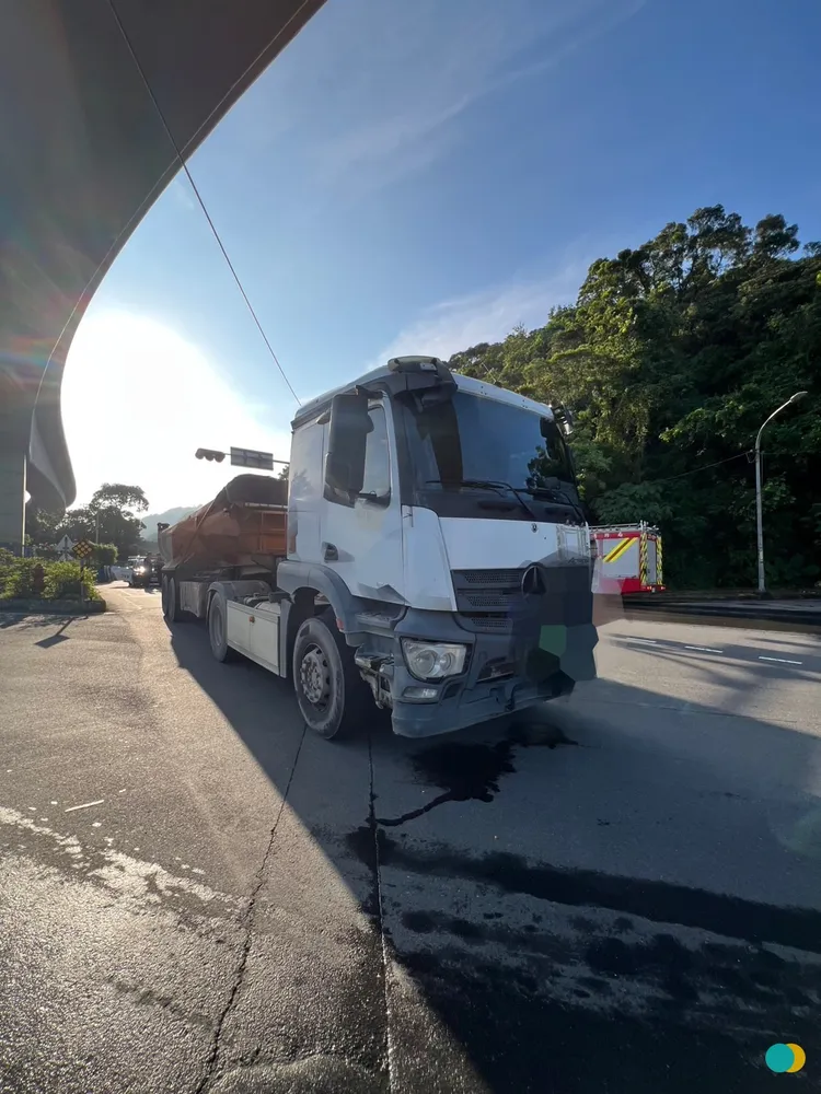 機車與曳引車在路口發生碰撞後，導致女騎士當場身亡。警方提供