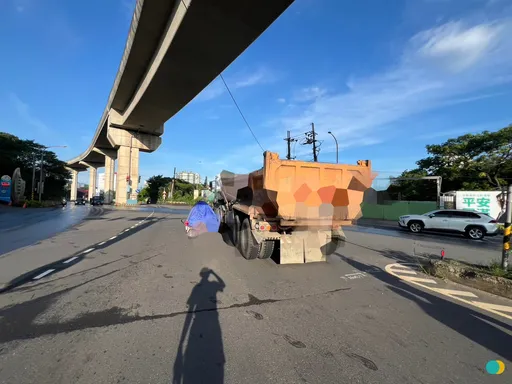 新北死亡車禍！曳引車火葬場前碰撞機車　女騎士當場身亡
