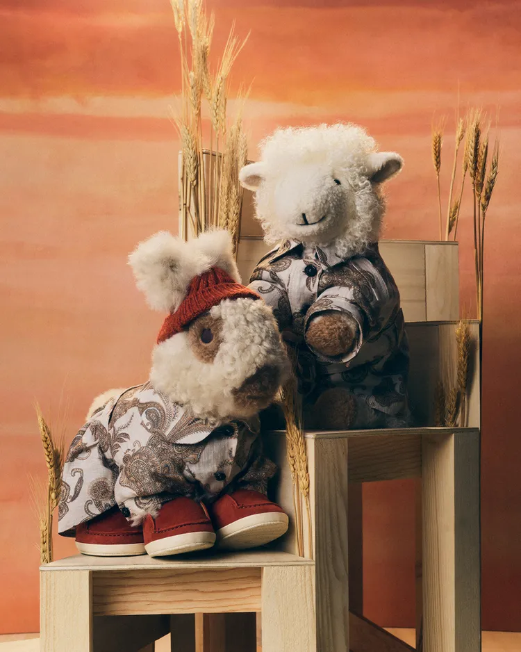 LoroPiana 2026年七夕情人節限定系列絨毛玩偶形象照。品牌提供