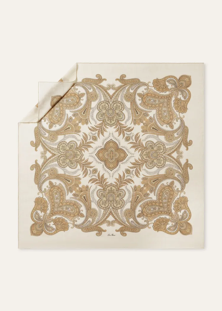 Loro Piana Lovely Paisley方巾。品牌提供