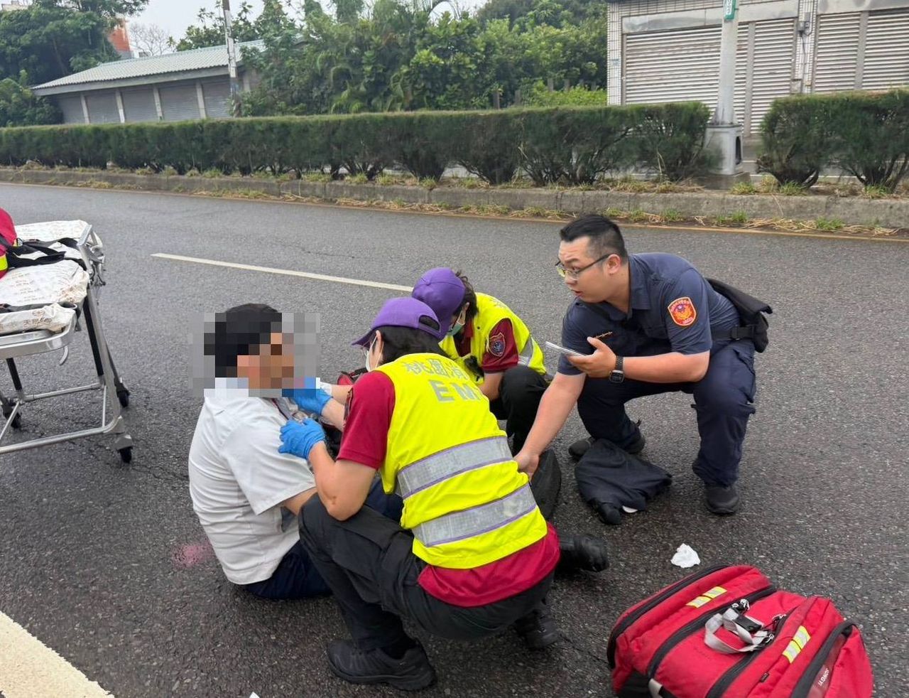 上班途中遇摔車 大園暖警即刻救援護安全