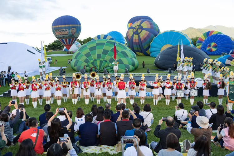 台灣國際熱氣球嘉年華今（4日）於台東縣鹿野高台開幕，北一女樂儀隊受邀表演。北市府提供