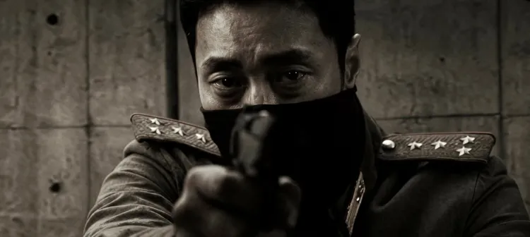蘇志燮在第2集的北韓特務回憶戲，出道AI分身演出3分鐘動作戲，創下韓劇首例。翻攝Netflix