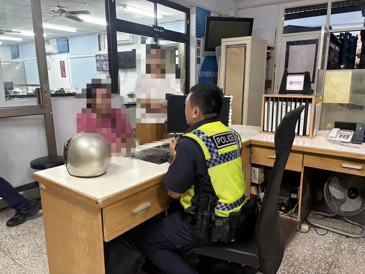 警方向女子破解愛情詐騙話術。翻攝畫面
