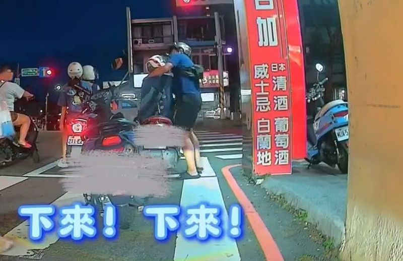 台中壯男當街拽下男騎士 目擊民眾嚇壞!結局超反轉