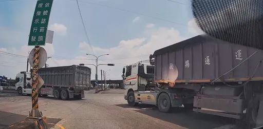 害群之馬還是大車日常？砂石車無視號誌違規左轉　屏東警方要開罰