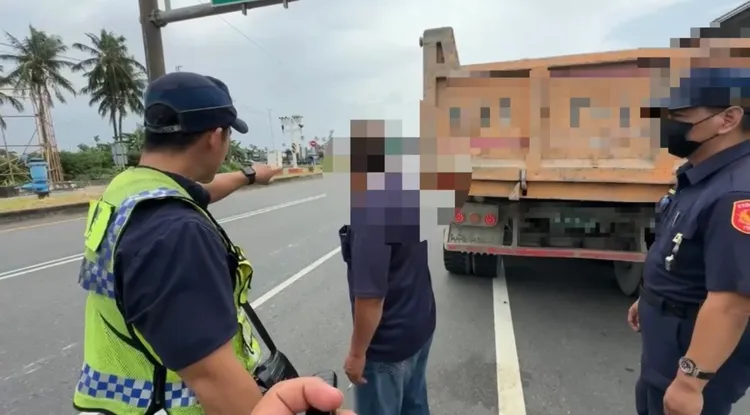 轄區里港警分局指出，將對違規車輛逕行舉發，並持續取締違規行為。警方提供