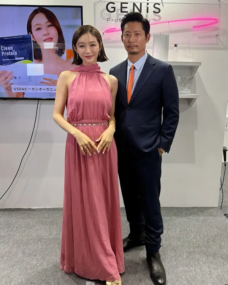 黑木啓司（右）和宮崎麗果婚後一起拚美容事業。翻攝宮崎麗果IG