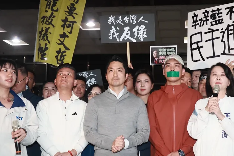 蔣萬安現身北檢高喊倒閣，並批評民進黨濫用司法。彭欣偉攝