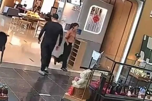 矢板明夫遭毆打，春雨文教基金會執行長蔡竺君表示，自己事發前與嫌犯擦肩而過。翻攝蔡竺君臉書