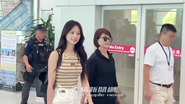 子瑜（左）的媽媽黃燕玲從韓國一路陪同女兒回家。讀者提供