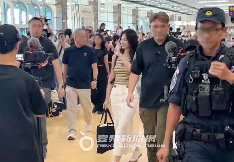 子瑜一路上揮手打招呼，美翻全場。陳薇安攝