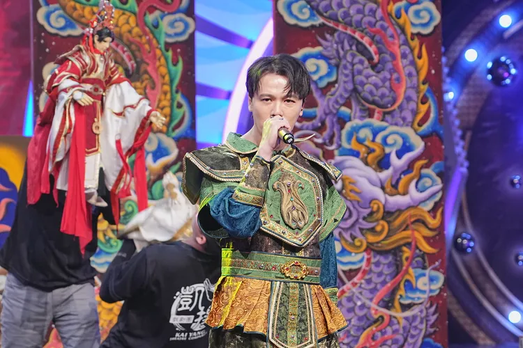 黃文星（右）首度攜手「凱揚戲劇團」跨界演出。華視提供