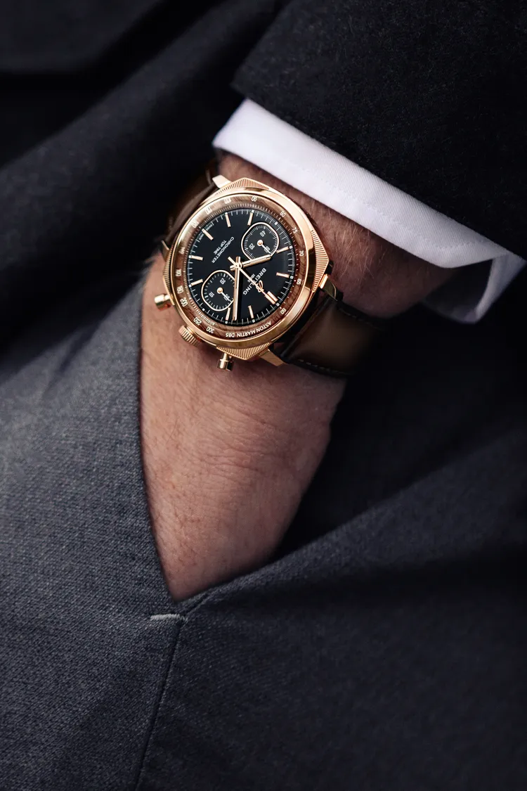 百年靈Top Time B01 Chronograph 41 Tribute to Aston Martin DB5，41mm，18K 5N紅金錶殼，黑瑪瑙錶盤（搭配木質內圈），棕色小牛皮錶帶，百年靈自製01型機芯，動力儲存約70小時，防水深度100米，限量250只，131萬1000元。品牌提供
