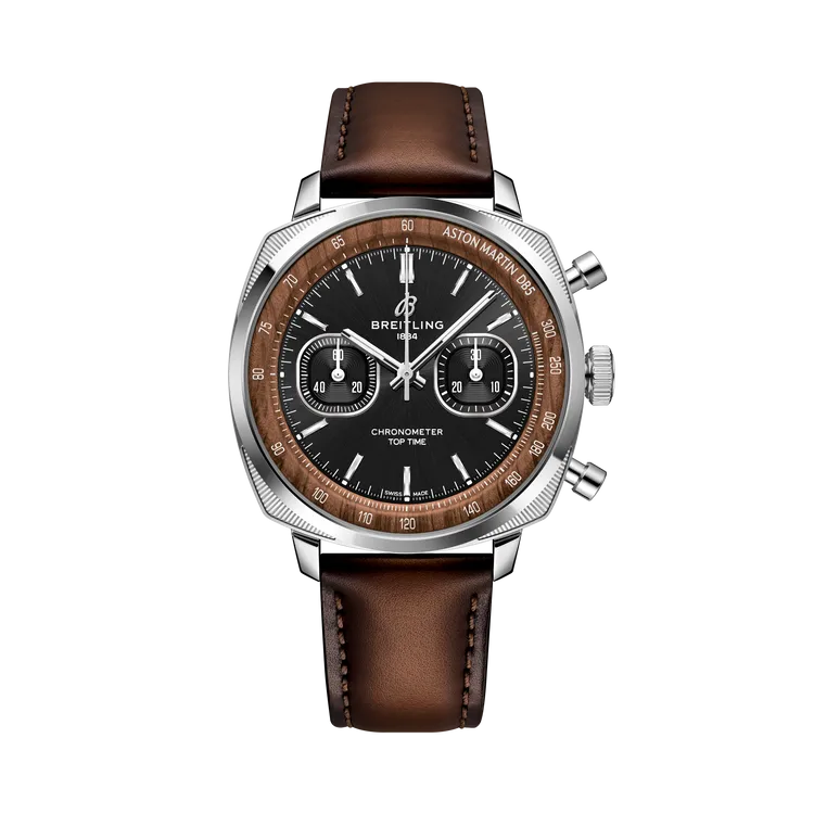 百年靈Top Time B01 Chronograph 41 Tribute to Aston Martin DB5，41mm，精鋼錶殼、鉑金錶圈，太陽紋拉絲黑色錶盤（搭配木質內圈），棕色小牛皮錶帶，百年靈自製01型機芯，動力儲存約70小時，防水深度100米，限量315只，51萬4000元。品牌提供