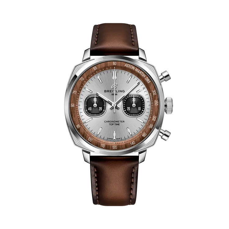 百年靈Top Time B01 Chronograph 41 Tribute to Aston Martin DB5，41mm，精鋼錶殼，太陽紋拉絲銀色錶盤（搭配木質內圈與黑色小錶盤），棕色小牛皮錶帶，百年靈自製01型機芯，動力儲存約70小時，防水深度100米，限量1,022只，34萬2000元。品牌提供