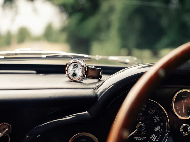百年靈Top Time B01 Chronograph 41 Tribute to Aston Martin DB5，41mm，精鋼錶殼，太陽紋拉絲銀色錶盤（搭配木質內圈與黑色小錶盤），棕色小牛皮錶帶，百年靈自製01型機芯，動力儲存約70小時，防水深度100米，限量1,022只，34萬2000元。品牌提供