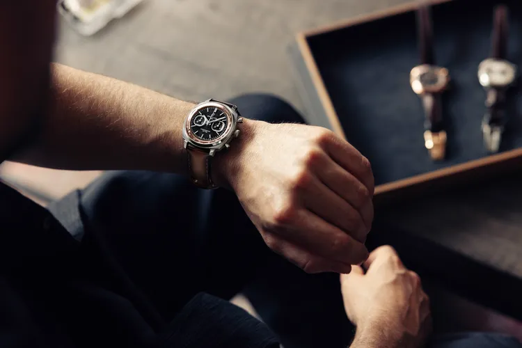 百年靈Top Time B01 Chronograph 41 Tribute to Aston Martin DB5，41mm，精鋼錶殼、鉑金錶圈，太陽紋拉絲黑色錶盤（搭配木質內圈），棕色小牛皮錶帶，百年靈自製01型機芯，動力儲存約70小時，防水深度100米，限量315只，51萬4000元。品牌提供