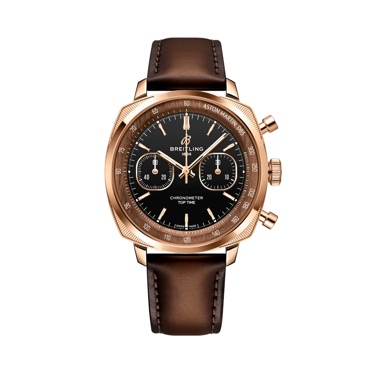 百年靈Top Time B01 Chronograph 41 Tribute to Aston Martin DB5，41mm，18K 5N紅金錶殼，黑瑪瑙錶盤（搭配木質內圈），棕色小牛皮錶帶，百年靈自製01型機芯，動力儲存約70小時，防水深度100米，限量250只，131萬1000元。品牌提供