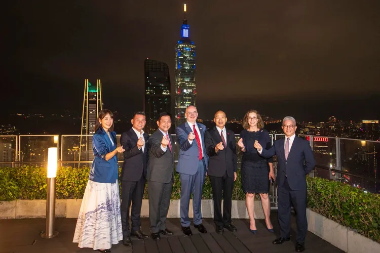 台北101大樓點亮象徵美國精神的紅、白、藍三色燈光。取自林佳龍臉書