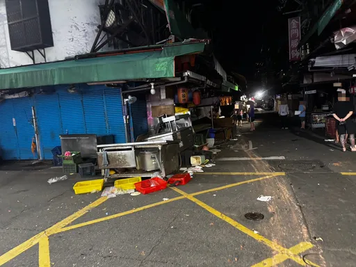 三重深夜巨響「住戶以為爆炸」...小客車撞整排攤販！駕駛跑了