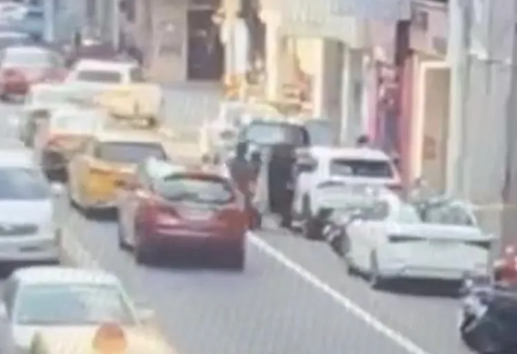 男子開車門撞倒路過騎士。翻攝畫面