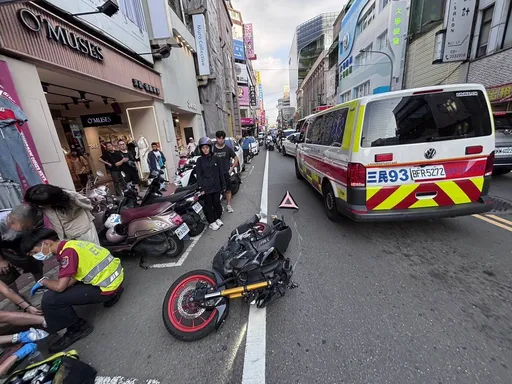 桃園男開車門未注意！　後方騎士慘撞倒地受傷送醫