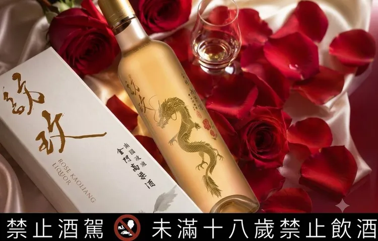 南國玫瑰高粱酒瓶身由葛萊美獎封面設計大師操刀繪製圖騰。業者提供